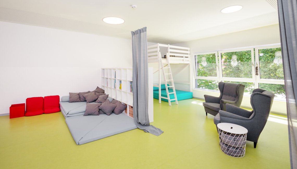 Der Ruheraum im Hort Sonnenschein mit der gem&uuml;tlichen Kuschelecke