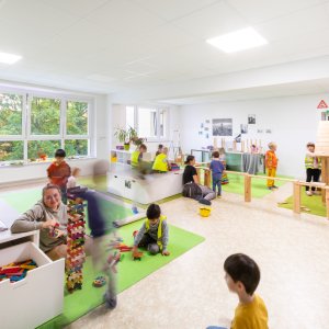 Der Bauraum der Kita Kreatives Spielhaus. Kinder spielen mit Bausteinen.