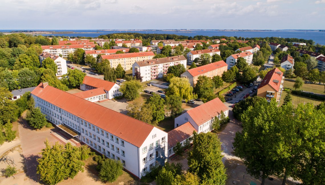 Drohnenaufnahme des Seeblickhorts. Im Hintergrund ist das Meer zu sehen.