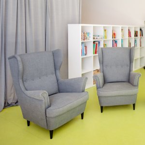 Ein Ruheraum im Hort Sonnenschein, mit Doppelstockbett, zwei Sesseln und einem B&uuml;cherregal