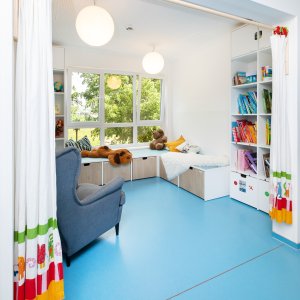 Die Leseecke der Kita Siebenschl&auml;fer mit Sessel und B&uuml;cherregal.