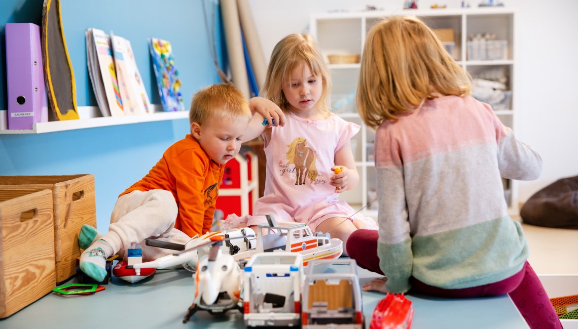 Kinder spielen mit Playmobil im Bauraum der Kita Siebenschl&auml;fer.