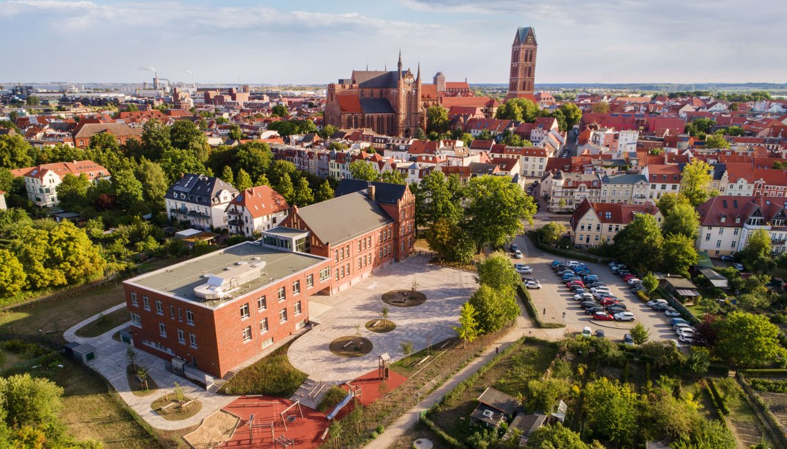 Drohnenaufnahme des Reuterhorts. Im Hintergrund ist Wismar zu sehen.