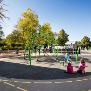 Kinder spielen im Sandkasten und auf Kletterger&uuml;sten.